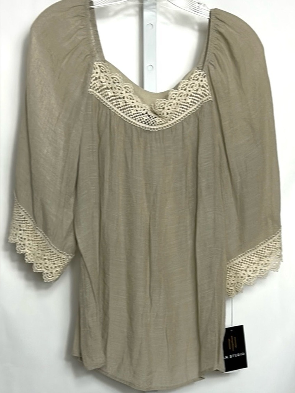 IN Studios Women’s Size Medium Beige with White Trim Pullover Blouse New